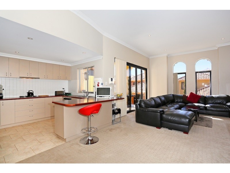 6/2 The Pass, Dawesville WA 6211