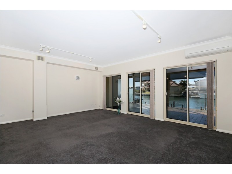 2/5 Weatherley Place, Halls Head WA 6210