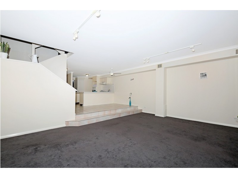 2/5 Weatherley Place, Halls Head WA 6210