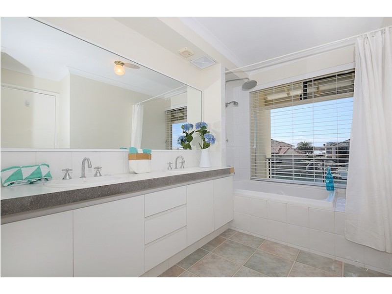 2/5 Weatherley Place, Halls Head WA 6210