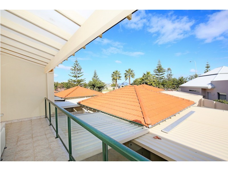 2/5 Weatherley Place, Halls Head WA 6210