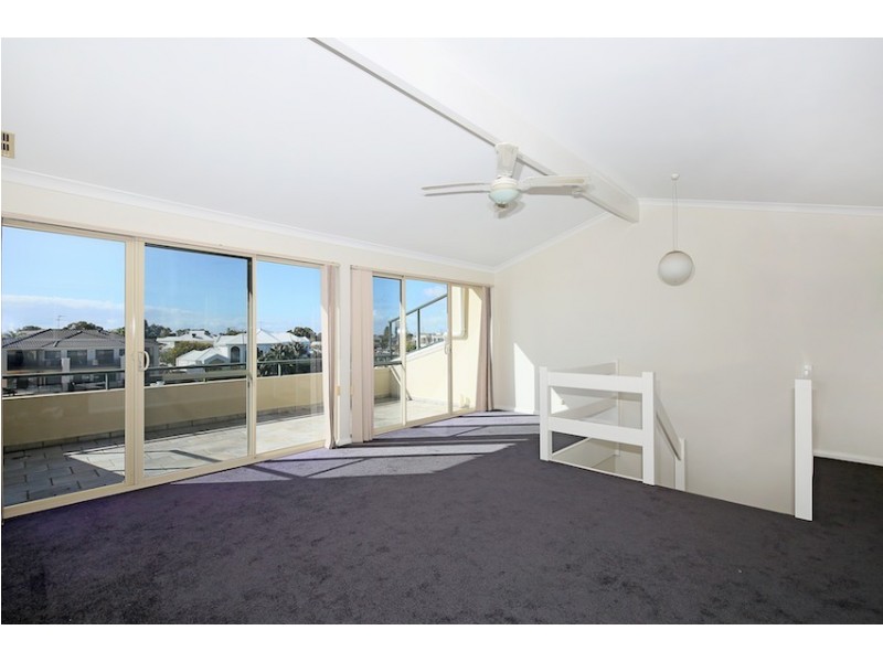 2/5 Weatherley Place, Halls Head WA 6210