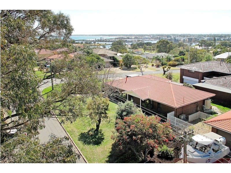 2 Muir Place, Halls Head WA 6210