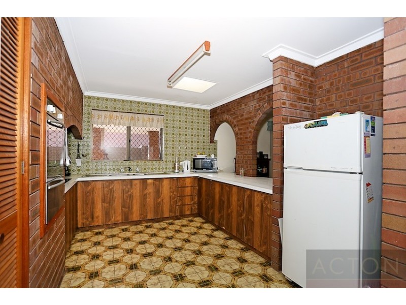2 Muir Place, Halls Head WA 6210