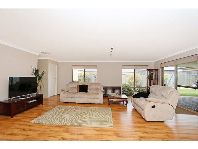 25 Maywood Way, Wannanup WA 6210