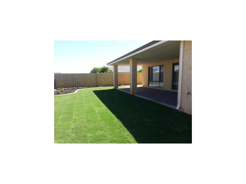 10 Splendens Turn, Halls Head WA 6210