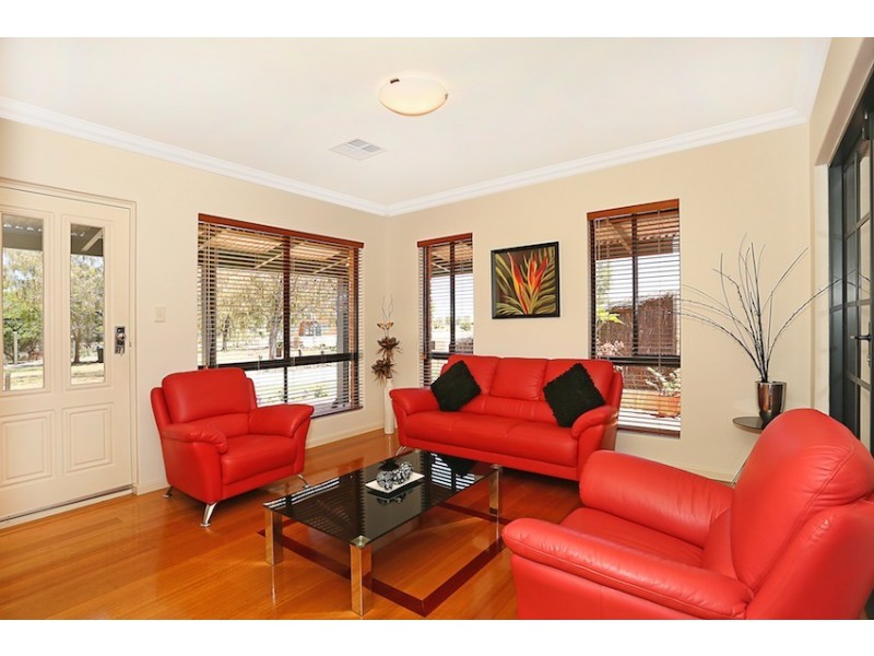 35 Darwin Terrace, Dudley Park WA 6210