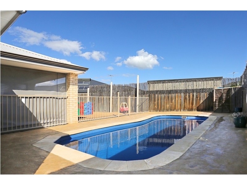 24 Marsdenia Road, Halls Head WA 6210