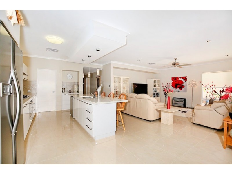 15 Crowsnest Terrace, Wannanup WA 6210