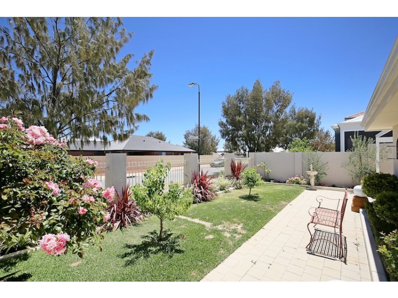 15 Crowsnest Terrace, Wannanup WA 6210