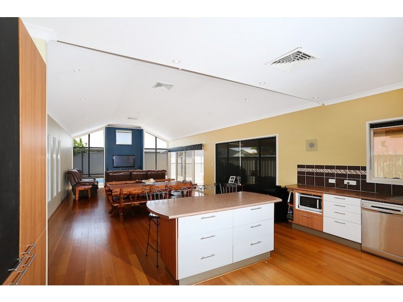 4 Fair Oaks Court, Meadow Springs WA 6210