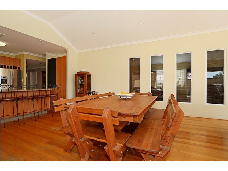 4 Fair Oaks Court, Meadow Springs WA 6210