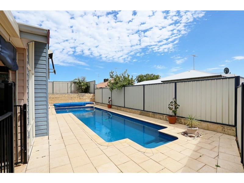 4 Fair Oaks Court, Meadow Springs WA 6210