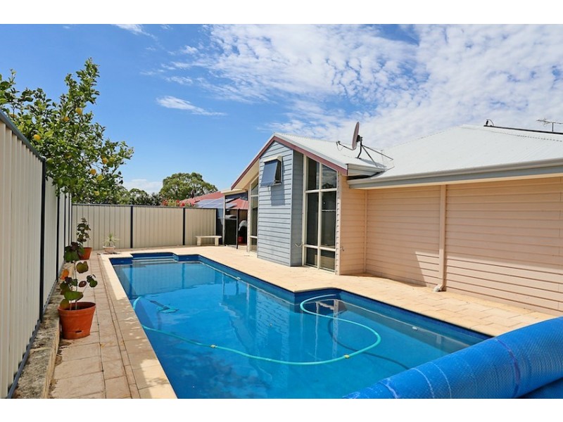 4 Fair Oaks Court, Meadow Springs WA 6210