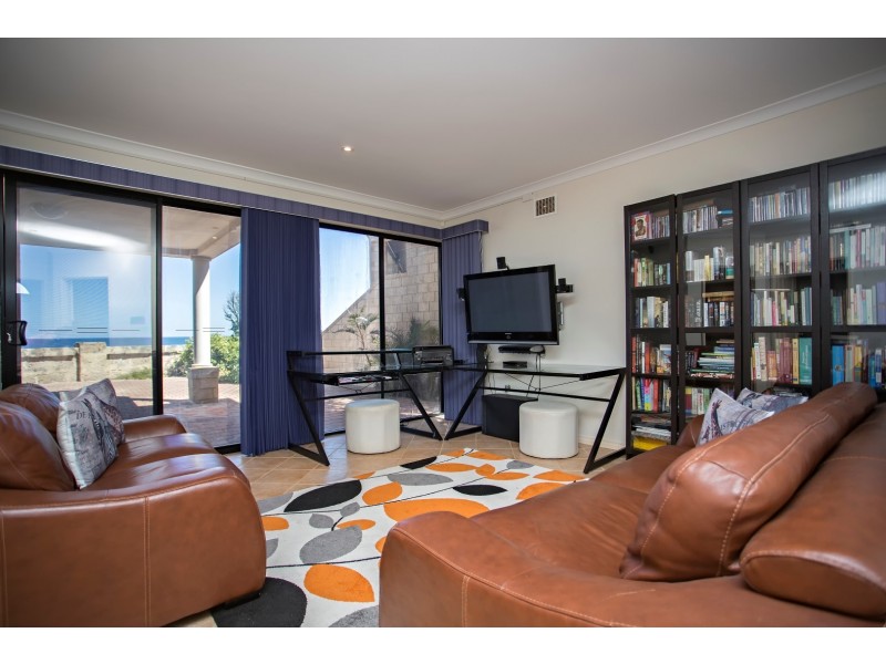 2/10 Pinnace Court, Halls Head WA 6210