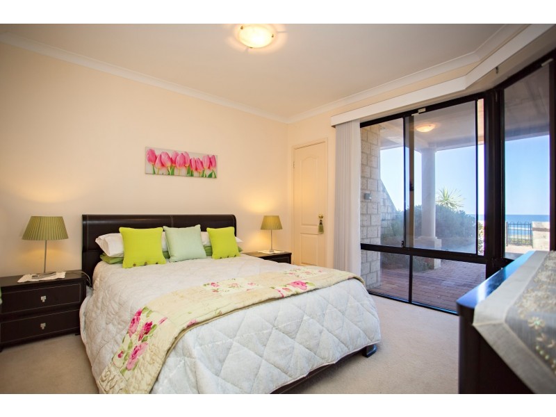 2/10 Pinnace Court, Halls Head WA 6210