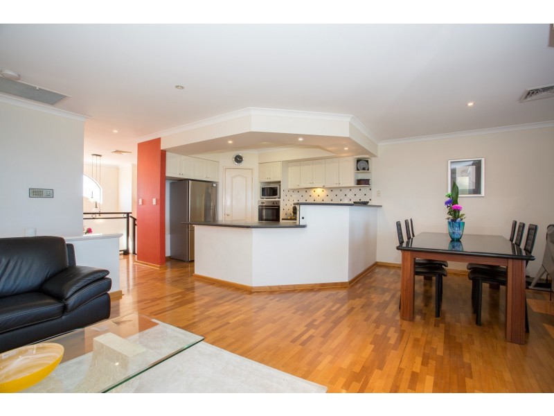 2/10 Pinnace Court, Halls Head WA 6210