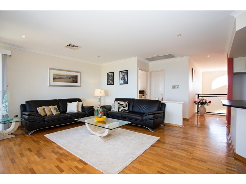 2/10 Pinnace Court, Halls Head WA 6210