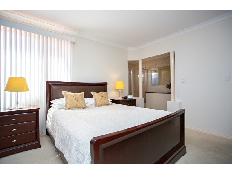 2/10 Pinnace Court, Halls Head WA 6210