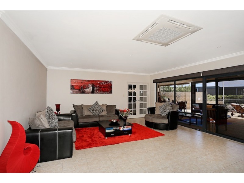 1 Nyari Court, Halls Head WA 6210