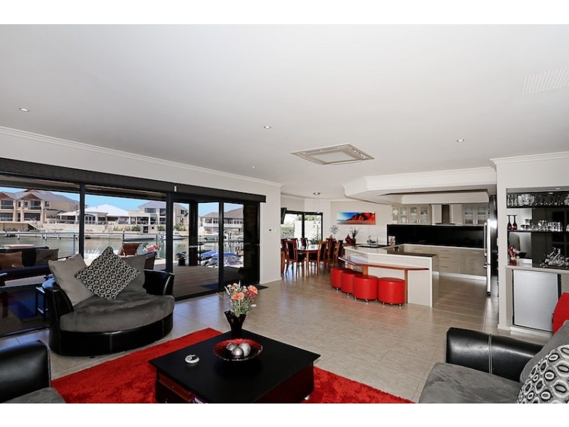 1 Nyari Court, Halls Head WA 6210