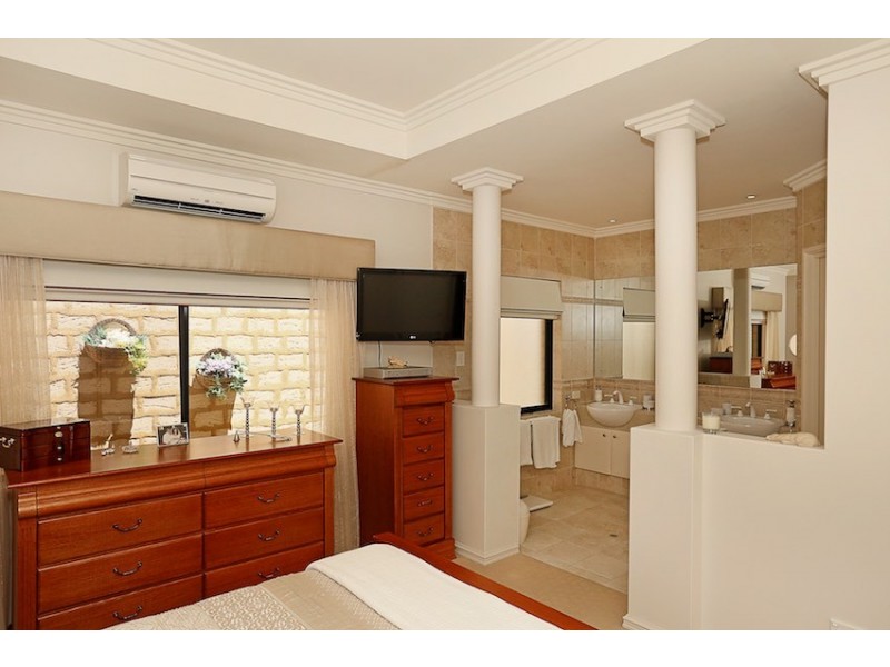 1 Nyari Court, Halls Head WA 6210