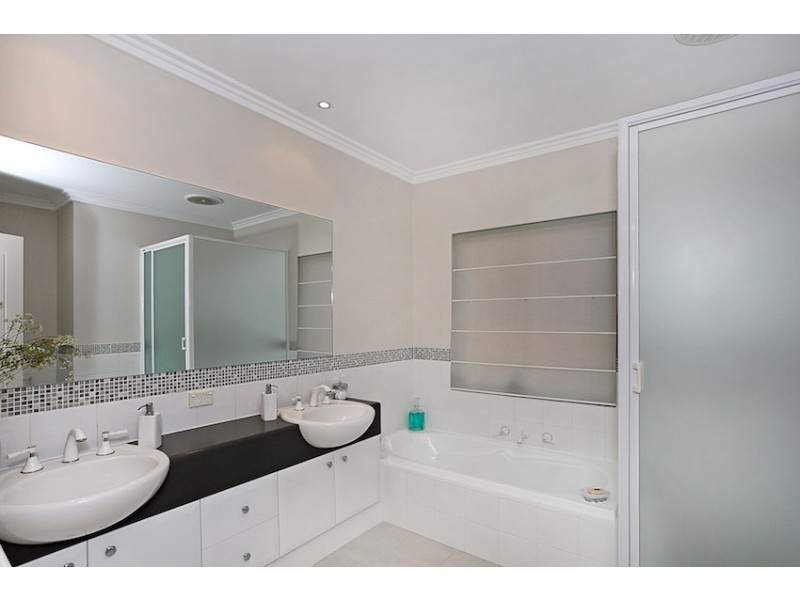 1 Nyari Court, Halls Head WA 6210