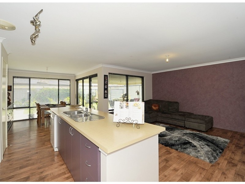 20 Pineknoll Gardens, Meadow Springs WA 6210