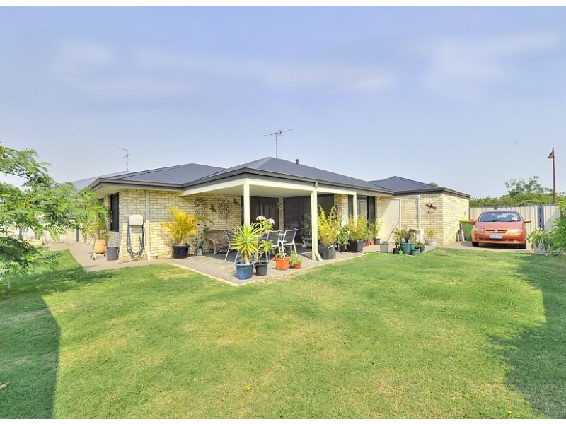 20 Pineknoll Gardens, Meadow Springs WA 6210