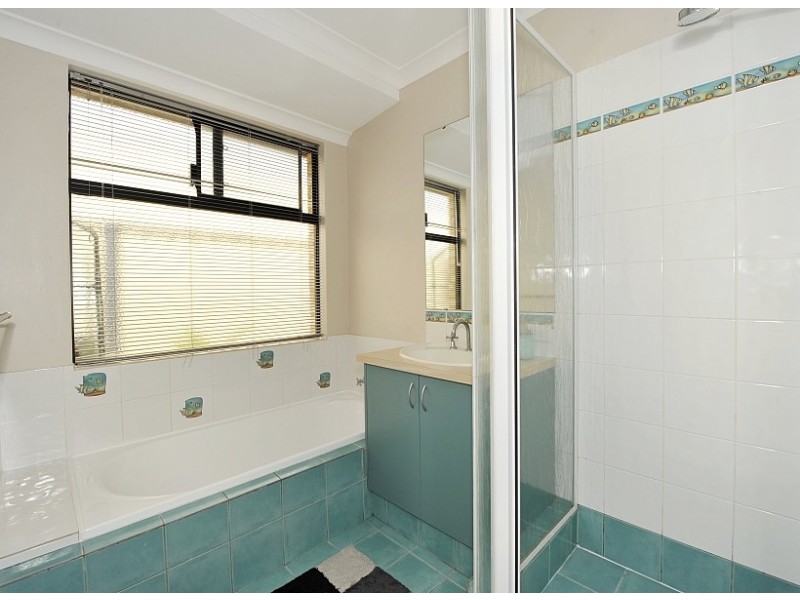 20 Pineknoll Gardens, Meadow Springs WA 6210