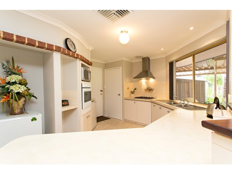 21 Floribunda Avenue, Halls Head WA 6210