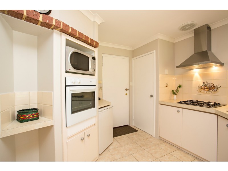 21 Floribunda Avenue, Halls Head WA 6210