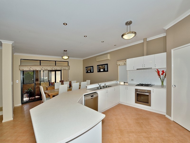 9 Lilly Pilly Lookout, Halls Head WA 6210