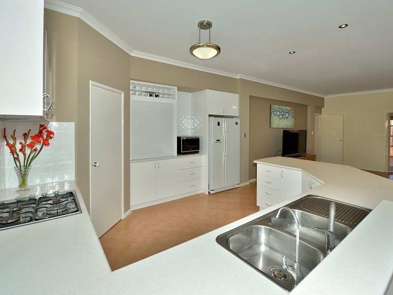 9 Lilly Pilly Lookout, Halls Head WA 6210