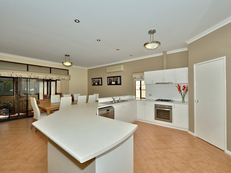 9 Lilly Pilly Lookout, Halls Head WA 6210