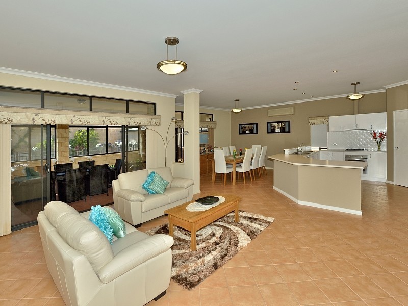 9 Lilly Pilly Lookout, Halls Head WA 6210