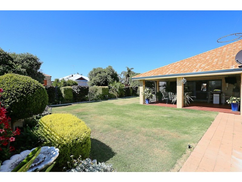 6 Discovery Cove, Halls Head WA 6210