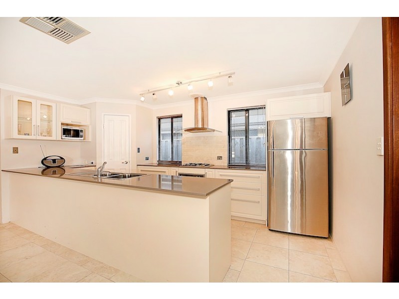 215 Peelwood Parade, Halls Head WA 6210