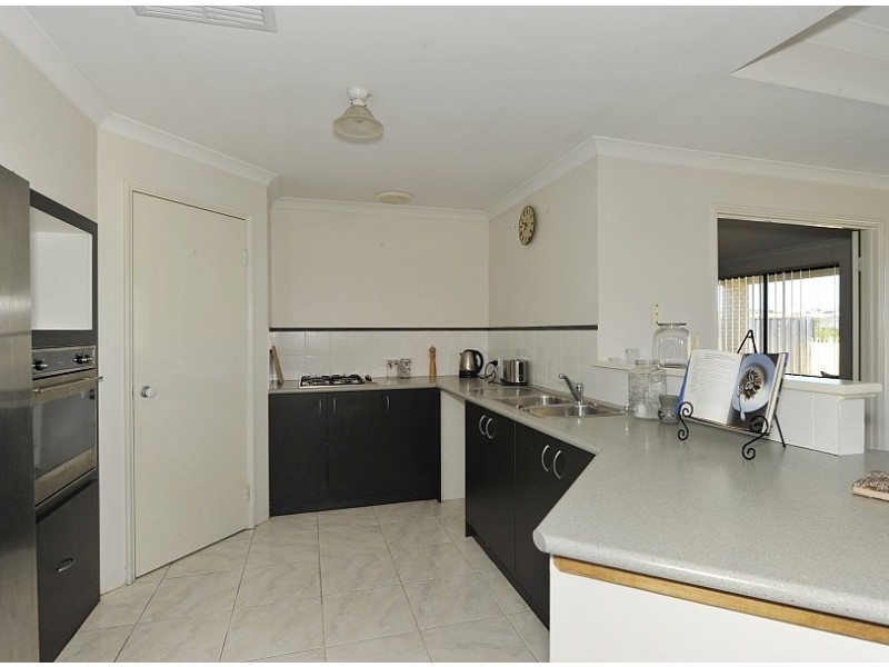 20 Riceflower Boulevard, Halls Head WA 6210