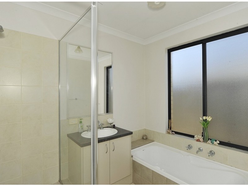 20 Riceflower Boulevard, Halls Head WA 6210