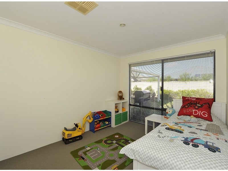 13 Mawson Grange, Lakelands WA 6180