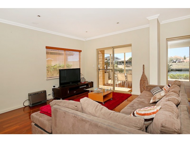 8 Leeuwin Place, Halls Head WA 6210