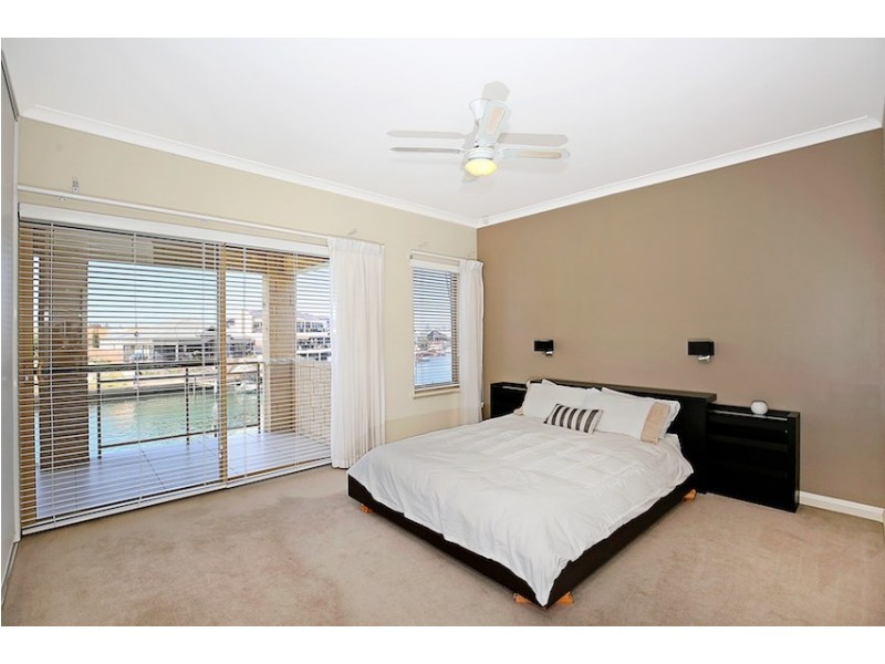 8 Leeuwin Place, Halls Head WA 6210