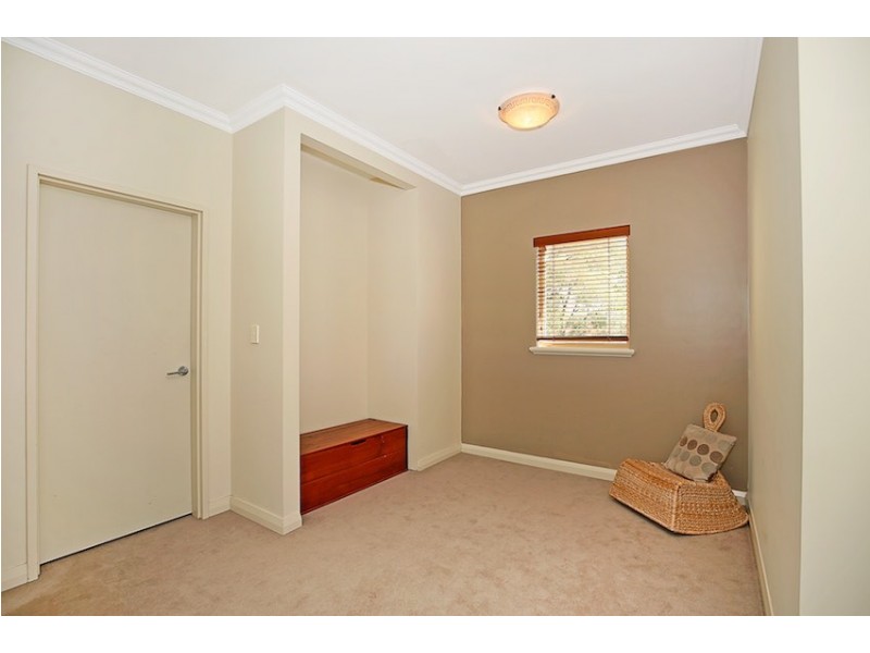 8 Leeuwin Place, Halls Head WA 6210