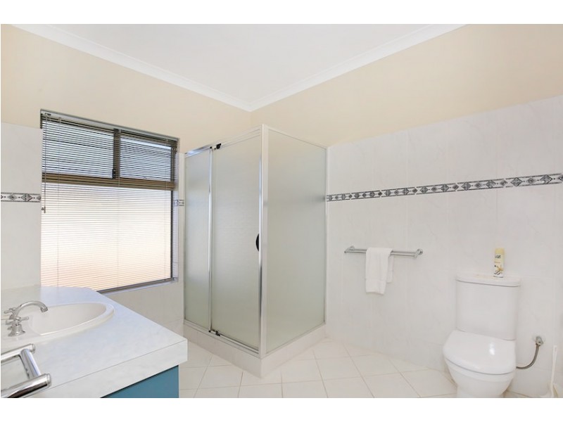 8 Leeuwin Place, Halls Head WA 6210