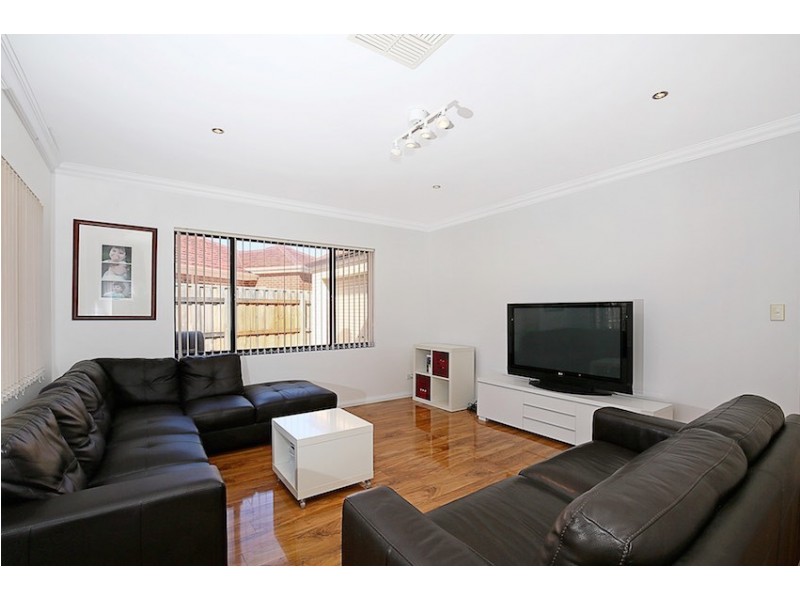 33 Grasshill Grange, Halls Head WA 6210