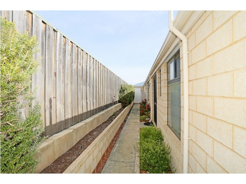 1 Cliff Lane, Halls Head WA 6210
