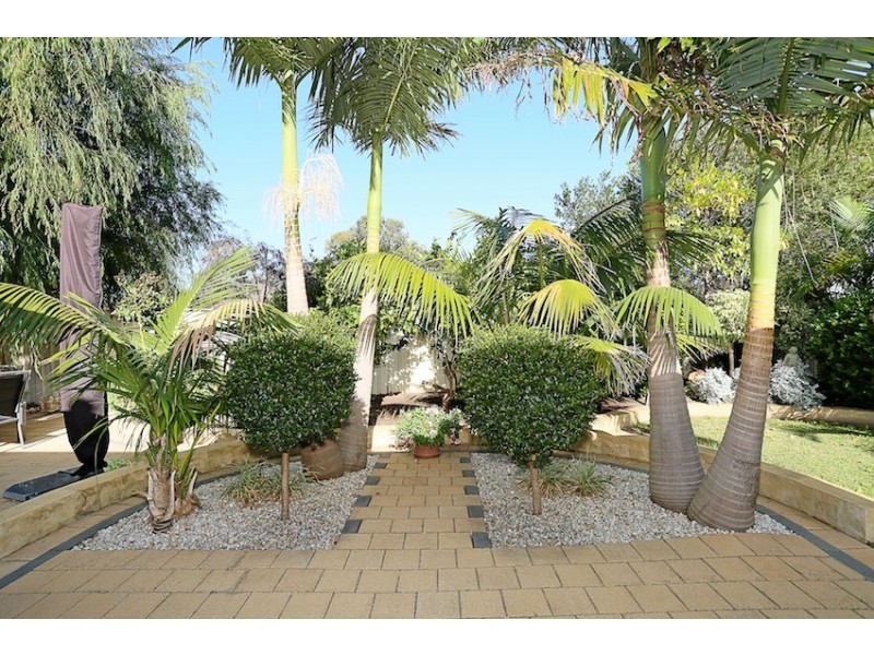 4 Brouwer Trail, Dudley Park WA 6210