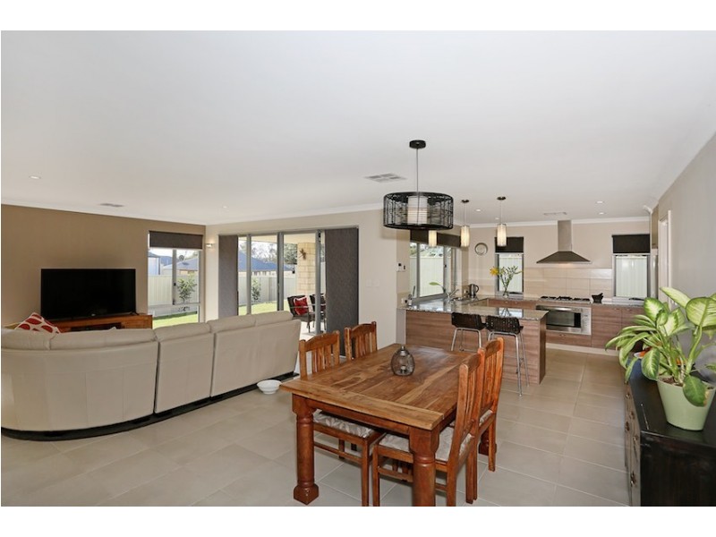 24 Garcia Loop, Lakelands WA 6180