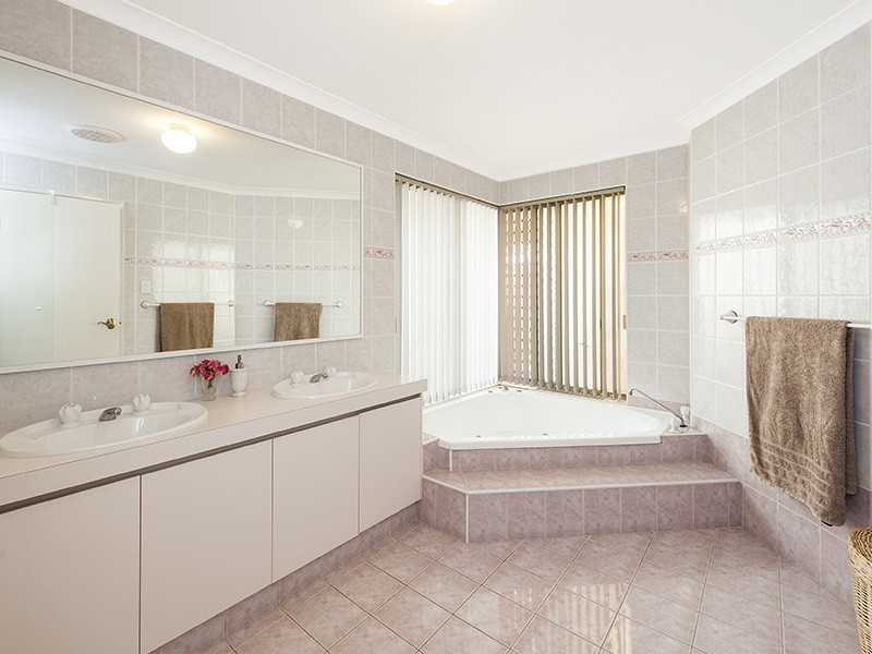 19 Cuvier Place, San Remo WA 6210